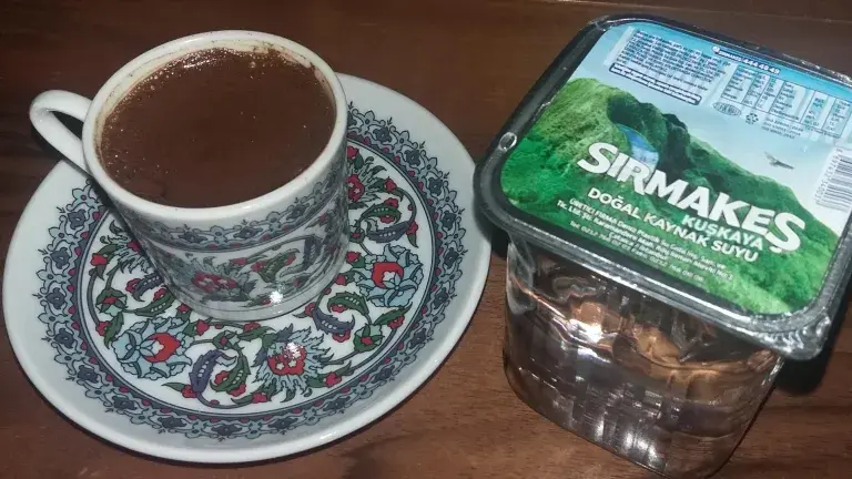 Tasse Tee neben einer Packung Sirmakes